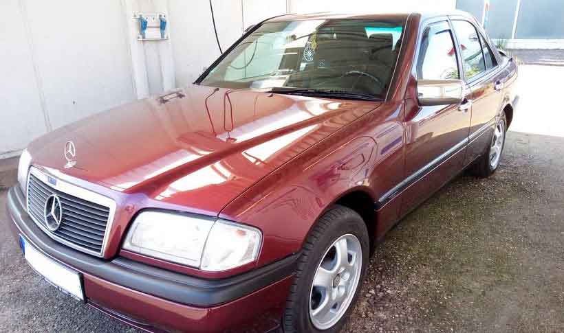 Der W202 besticht durch sein klassisches und elegantes Design 